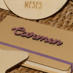 Nombre de madera pequeño personalizado en acrílico con colores opacos + imán